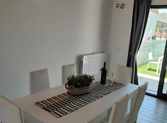 Borgellusa House Luigi 別荘 アヴォラ