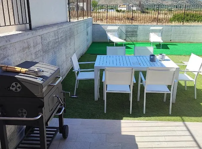 Borgellusa House Luigi 別荘 アヴォラ